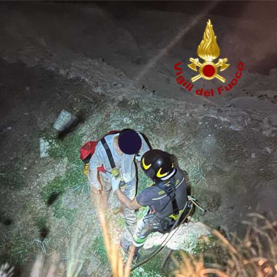 Torre dell’Orso, 22enne bloccato su una scogliera: recuperato dai Vigili del fuoco