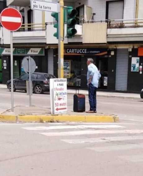 Foggia, dopo l’ultimo allenamento Zeman parte per Roma. La foto al semaforo fa il giro del web