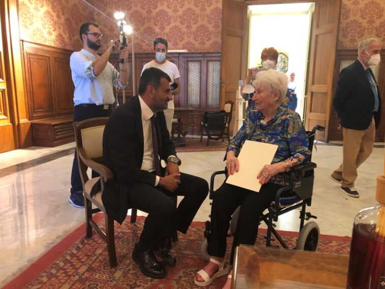 Bari festeggia i 100 anni della maestra Angelina. Decaro: «Appassionata educatrice nelle scuole comunali»