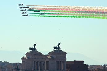 Galleria foto '2 giugno, l’omaggio di Mattarella e le Frecce Tricolori – Video' - foto 1