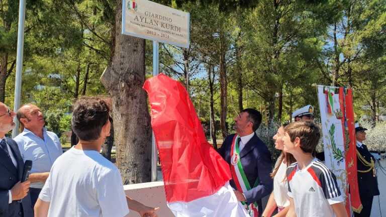 Galleria foto 'Bari, intitolato un giardino ad Aylan Kurdi: «Omaggio alle vittime innocenti della violenza e dell’odio»' - foto 1