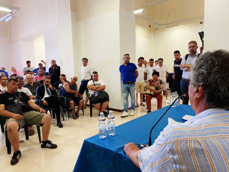 Caro gasolio, sindaci pugliesi scrivono al governo: «Servono interventi immediati». I pescatori tornano in mare