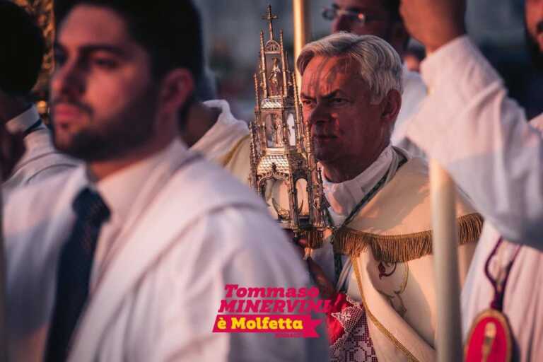 Molfetta, il candidato sindaco posta le foto della processione con lo slogan elettorale: l’ira della curia