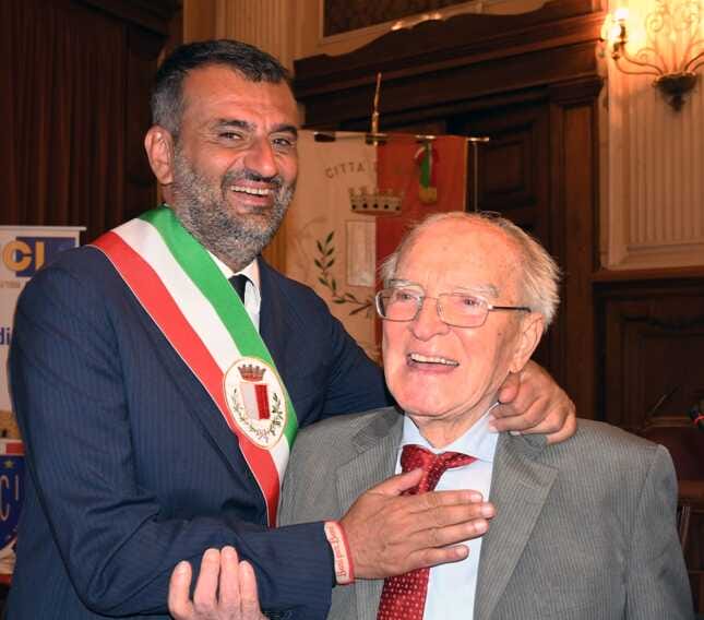 Bari, i 90 anni di Gustavo Delgado. Decaro: «Rendiamo omaggio a un grande cronista» – VIDEO