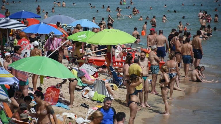 Caldo, prese d’assalto le spiagge baresi. Ma sulla Ss16 la situazione non cambia – VIDEO