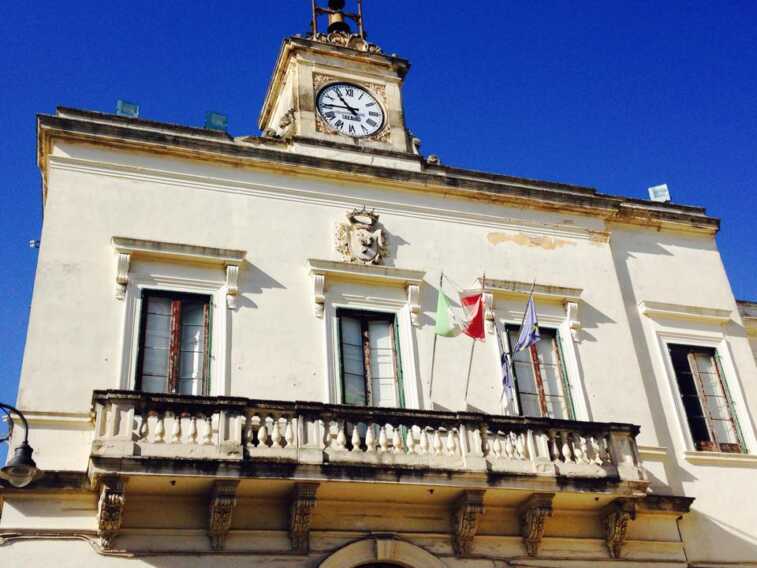 Novoli, il sindaco De Luca: «Scioccato da questa tragedia». Bandiere a mezz’asta al Comune e lutto cittadino