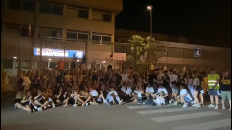 Foto di gruppo e canti: la notte prima degli esami degli studenti baresi – VIDEO