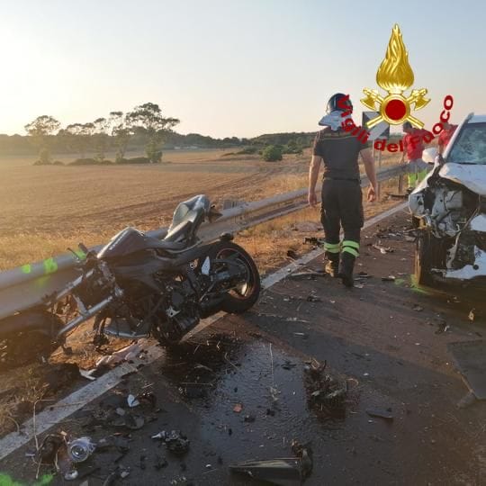 Violento impatto tra un’auto e una moto sulla Gallipoli-Mancaversa: grave centauro 22enne