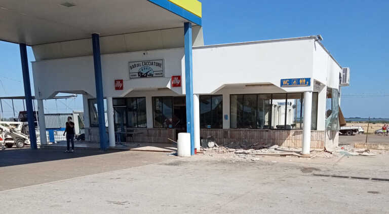 Danneggiato il bar di una stazione di servizio sul Gargano: forse una bomba