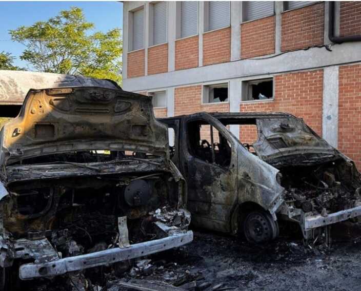 Carpino, in fiamme due furgoni adibiti al trasporto pazienti. Erano del Centro diurno Uria