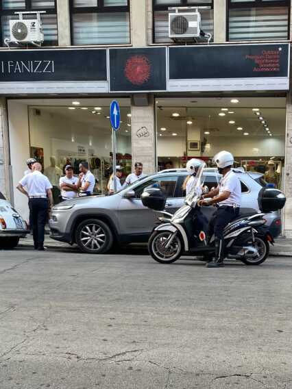 Bari, parcheggiano sul marciapiede e dimenticano il compagno ubriaco nell’auto