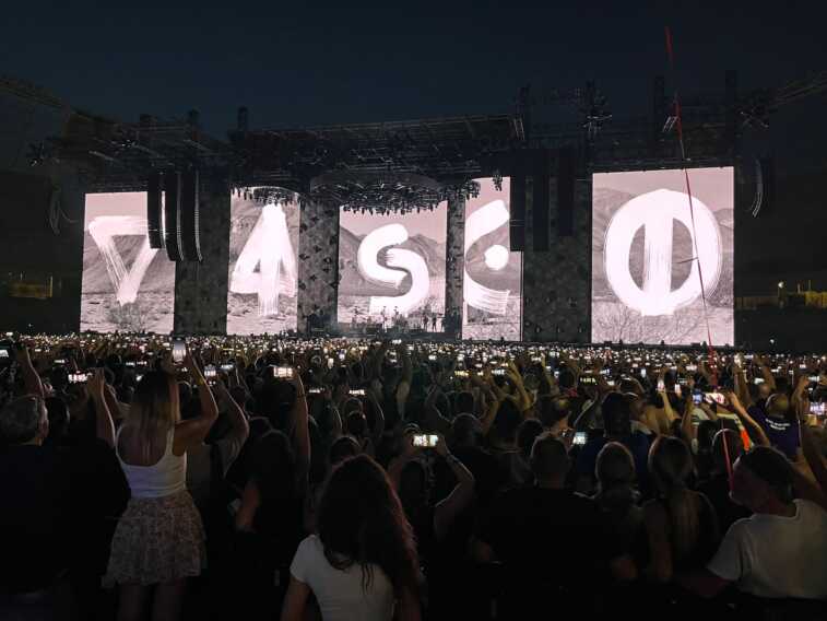 Bari, in 50mila al San Nicola per Vasco Rossi. A sorpresa sul palco anche Checco Zalone – VIDEO
