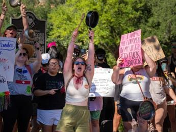 Galleria foto 'Aborto Usa, poliziotto prende a pugni in faccia una manifestante' - foto 1