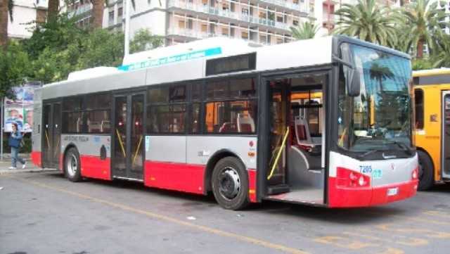 Bari, difende ragazza in un bus e viene aggredito con calcio e pugni da un gruppo di dieci persone