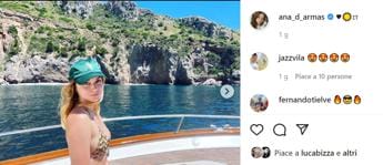 Galleria foto 'Ana de Armas in bikini ai Faraglioni' - foto 1