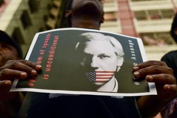 Galleria foto 'Assange, la moglie: “Perquisito e trasferito dopo firma estradizione”' - foto 1