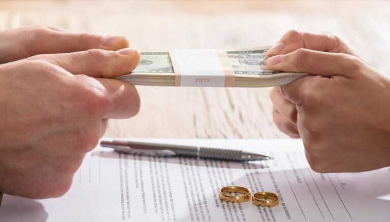 Revocato l’assegno di euro 800,00 al coniuge subito dopo la sentenza parziale di divorzio