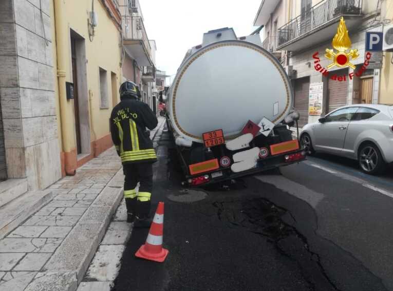 Mesagne, la strada cede per le piogge: autocisterna incastrata nell’asfalto