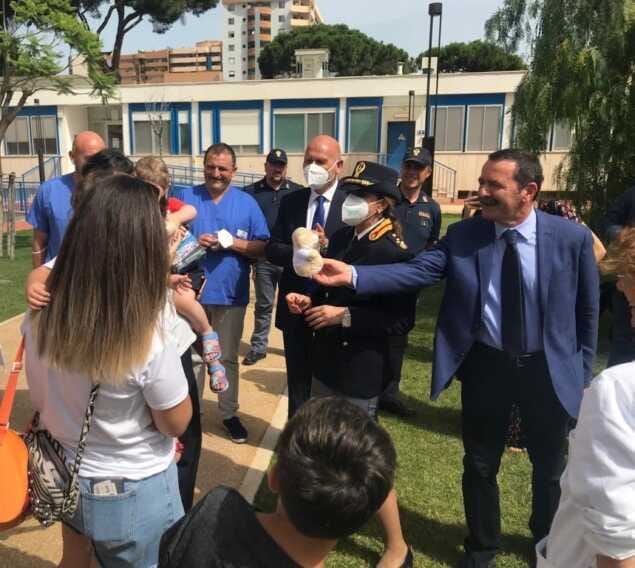 Bari, la Polizia incontra i piccoli pazienti del “Giovanni XXIII”: regali, sorrisi e tanta curiosità per il labrador Sally