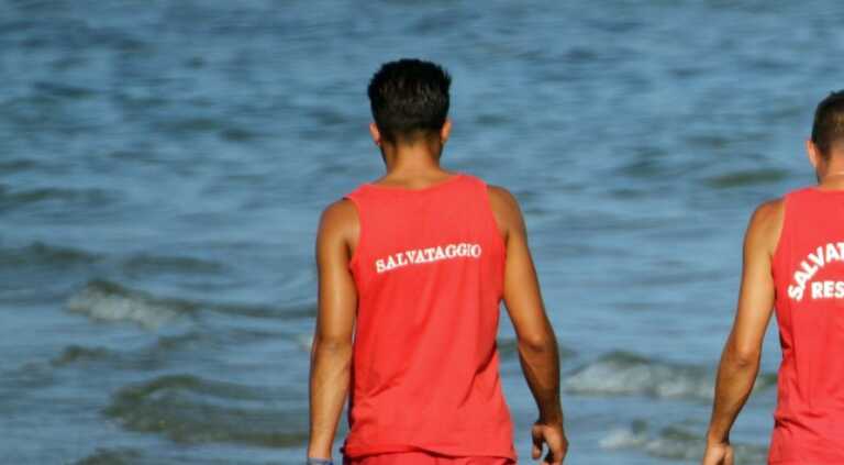 Bari, ha un malore in spiaggia a San Girolamo: due bagnini la soccorrono con un defibrillatore