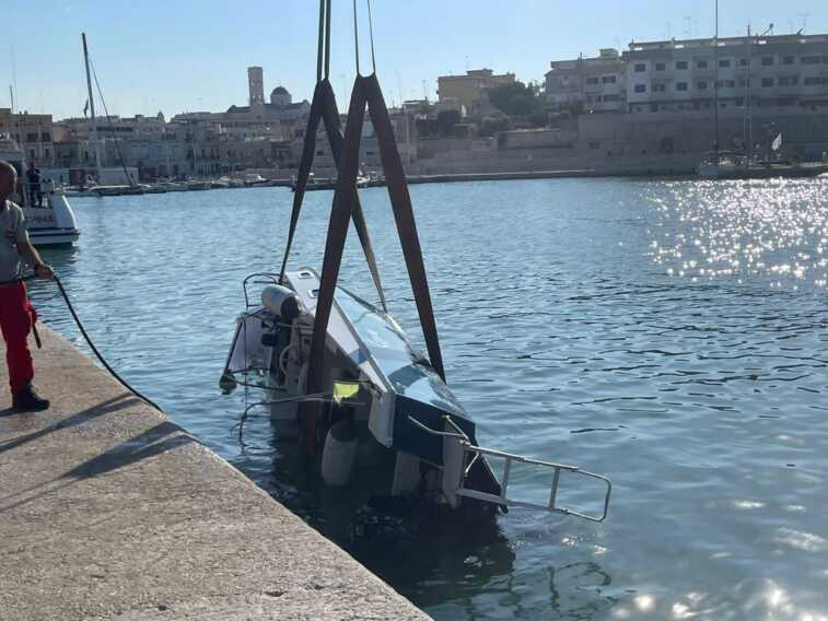 Barca affonda al largo di Bisceglie: in salvo 9 andriesi – VIDEO