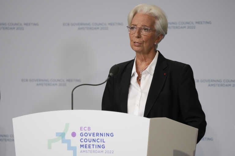 Inflazione, Bce avverte: «Tornerà a salire nel breve periodo»