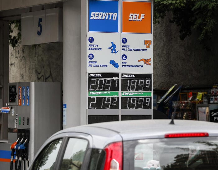 La benzina sfonda il tetto dei 2 € al litro. In aumento anche il Diesel che sale a 1.935 euro