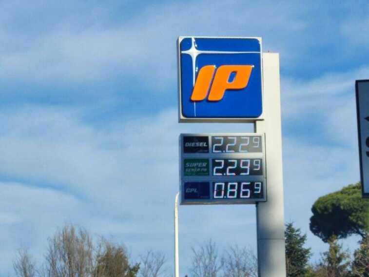 Bari, schizza il costo di benzina, diesel e gas. Confconsumatori: «Subito un tetto ai prezzi»
