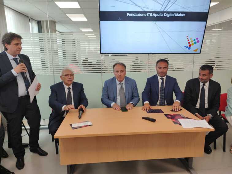 Bari, il ministro Bianchi visita l’Its Apulia digital maker: «Pronti 2,1 miliardi per aumentare il livello tecnologico delle aule»