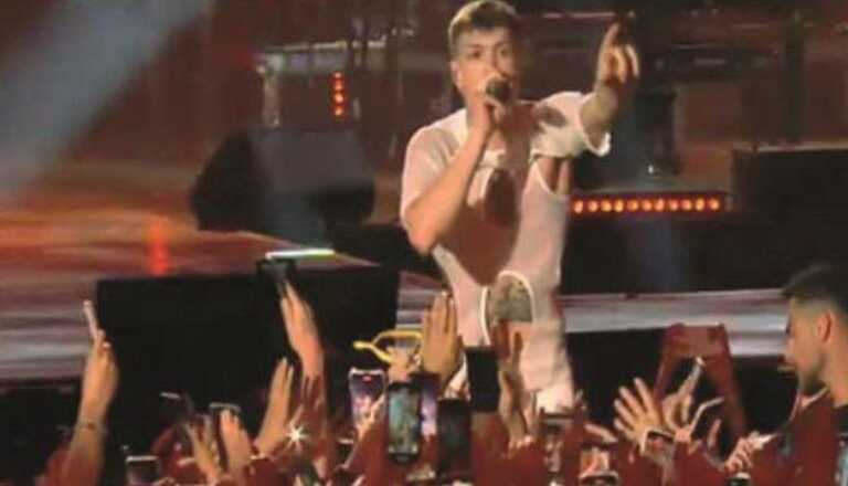 Blanco palpeggiato da una fan durante il concerto: è violenza sessuale?