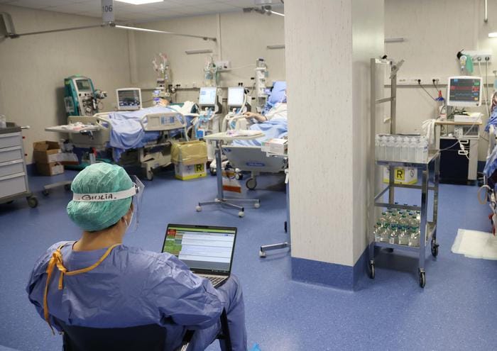 Covid, 1 morto e altri 2.320 casi in Puglia. Positivo il 18% dei test