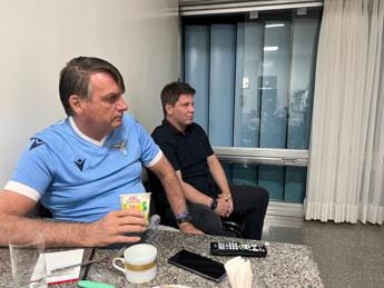 Galleria foto 'Bolsonaro ‘tifoso’ della Lazio? La foto con la maglia' - foto 1