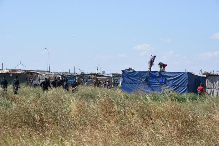 Galleria foto 'Incendio in un container a Borgo Mezzanone: salvi i 9 migranti che lo occupavano' - foto 1