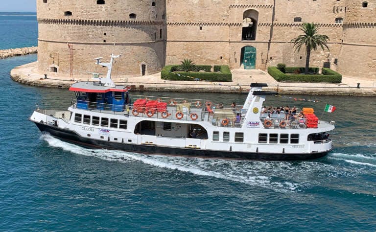 Taranto, ripartono i “bus del mare”: Clodia e Adria salpano per l’isola di San Pietro