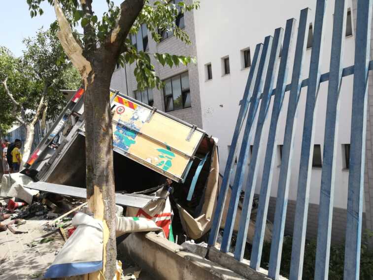 Perde il controllo del camion e sfonda la recinzione di una scuola: paura a Cagnano Varano