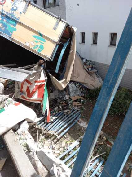 Galleria foto 'Perde il controllo del camion e sfonda la recinzione di una scuola: paura a Cagnano Varano' - foto 1