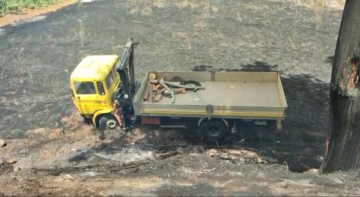 Galleria foto 'Fumo sulla carreggiata: camion finisce in una scarpata tra Acquarica e Presicce. Coinvolta anche un’auto' - foto 1