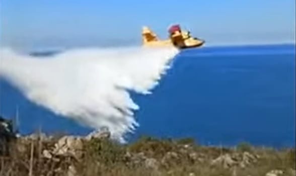 Incendio in Salento, tra Tricase Porto e Andrano: in azione due Canadair
