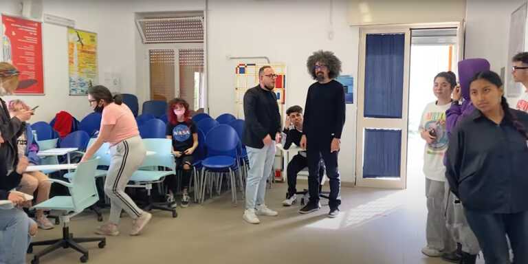 Caparezza in classe per il nuovo video: il cantante ha girato “La certa” al “Garrone” di Barletta