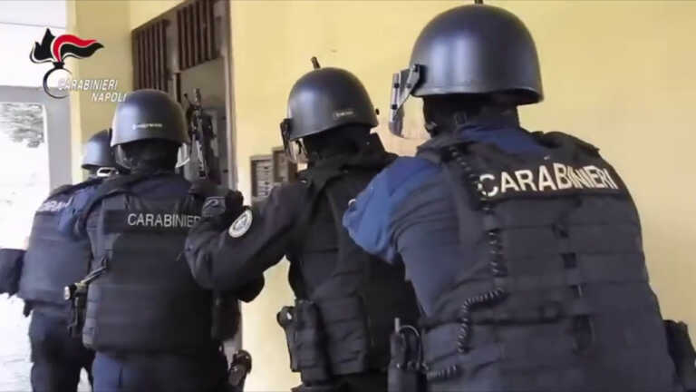 Galleria foto 'Carabinieri tra i bagnanti arrestano latitante nel napoletano' - foto 1