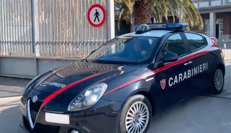 Apricena, tentata rapina in una gioielleria: titolare ferito. Arrestati due giovani, uno è minorenne