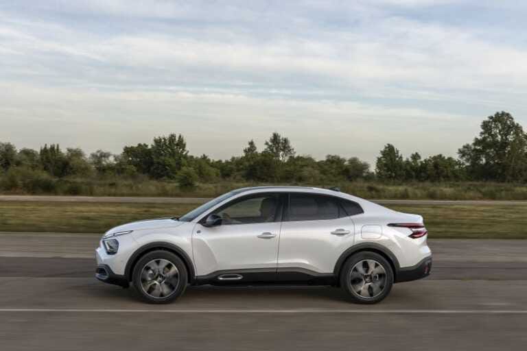 Citroen presenta nuova C4 X anche in versione elettrica