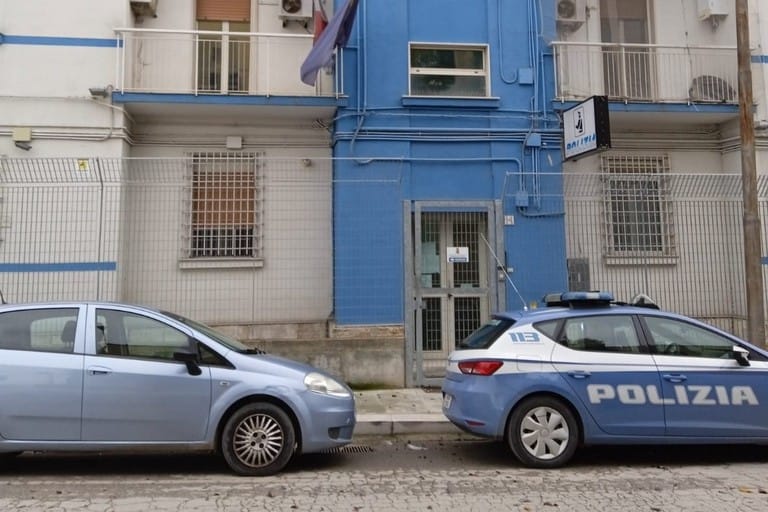 Canosa di Puglia, poliziotto suicida in commissariato con l’arma di servizio