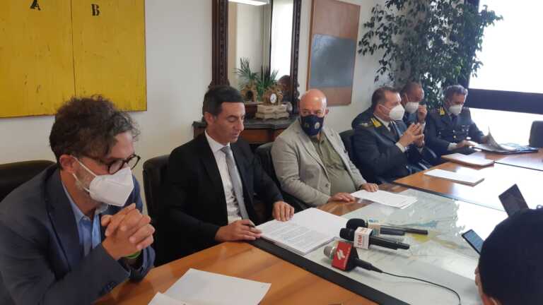 Bari, falsi contratti a migranti per ottenere la cittadinanza: arrestati un commercialista e 9 imprenditori – VIDEO