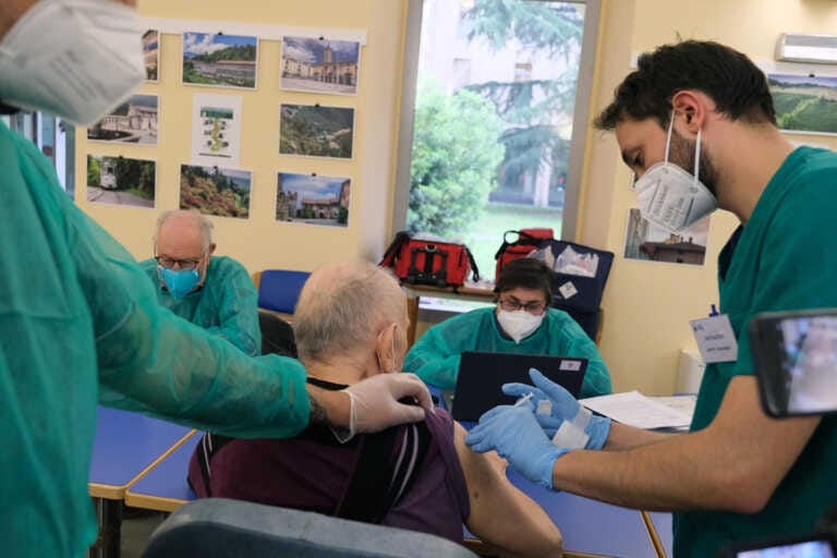 Covid, in Puglia 1.205 nuovi positivi e 8 decessi. Gimbe: contagi in calo del 20,7% in una settimana