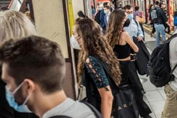 Galleria foto 'Covid, Andreoni: “Favorevole ritorno mascherina al chiuso”' - foto 1