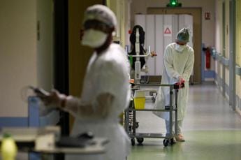 Galleria foto 'Covid Francia, la sentenza: no risarcimento per parenti di malati morti' - foto 1