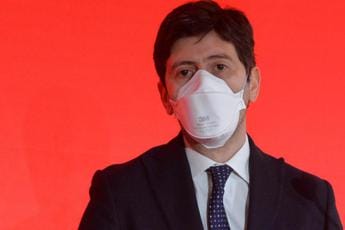 Galleria foto 'Covid oggi Italia, Speranza: “Chi è contagiato stia a casa”' - foto 1