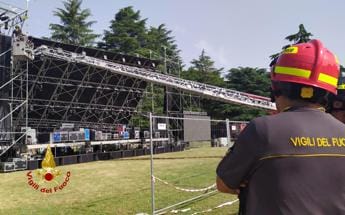 Galleria foto 'Crolla tettoia palco concerto Elisa a Bassano: due feriti' - foto 1