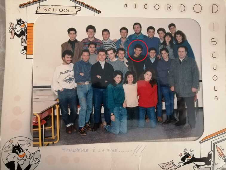 Maturità, Decaro agli studenti: «Coraggio, il futuro vi appartiene». E posta su Facebook la sua classe dell’88